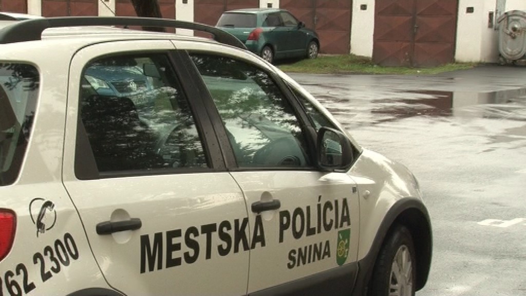 Mestská polícia v Snine_policajné auto_avízo